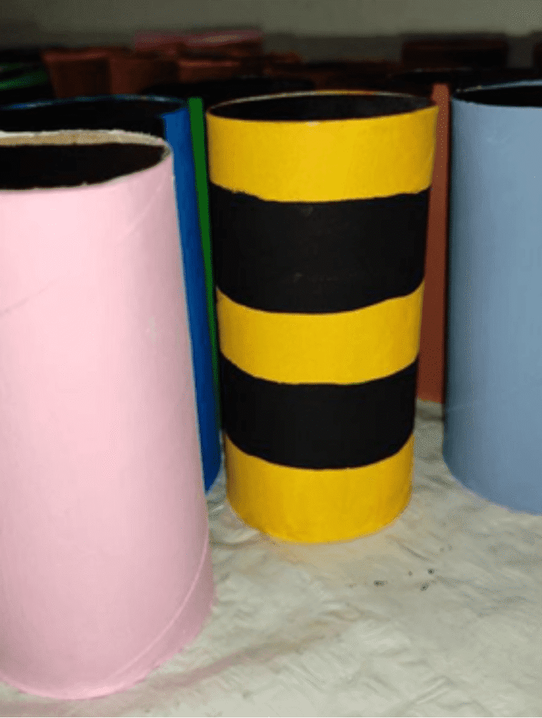 Tubitos de papel higiénico pintados para manualidad fácil de animalitos para primavera con niños hechos con rollos de papel higiénico. Idea fácil de manualidad con niños para primavera.